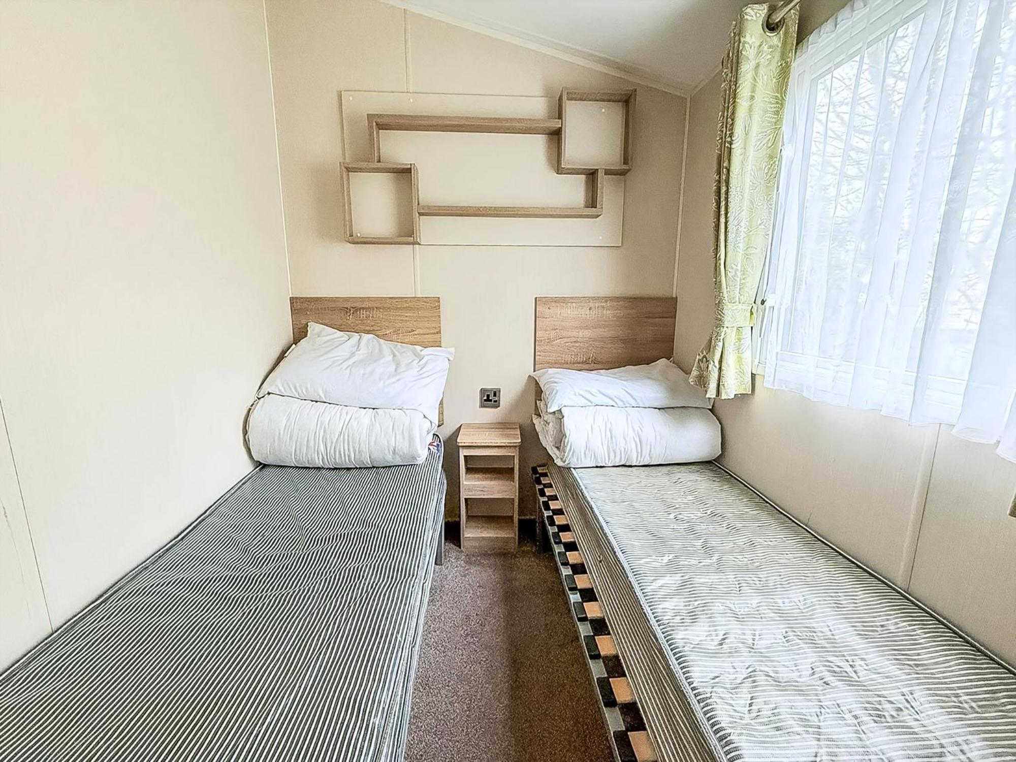 Lovely Caravan With Decking And Outside Furniture At Broadland Sands Ref 20113Bs Hopton on Sea 외부 사진