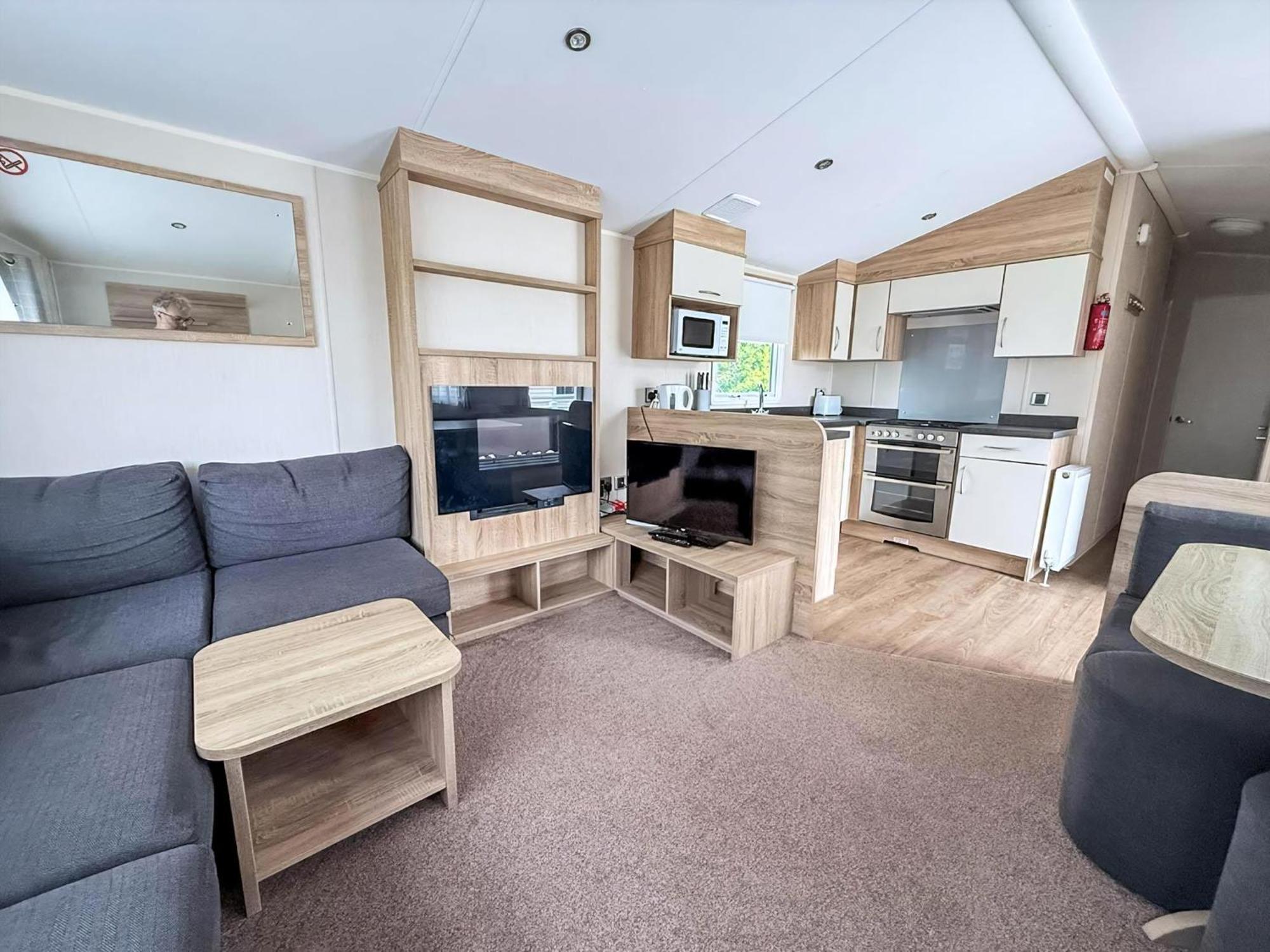Lovely Caravan With Decking And Outside Furniture At Broadland Sands Ref 20113Bs Hopton on Sea 외부 사진