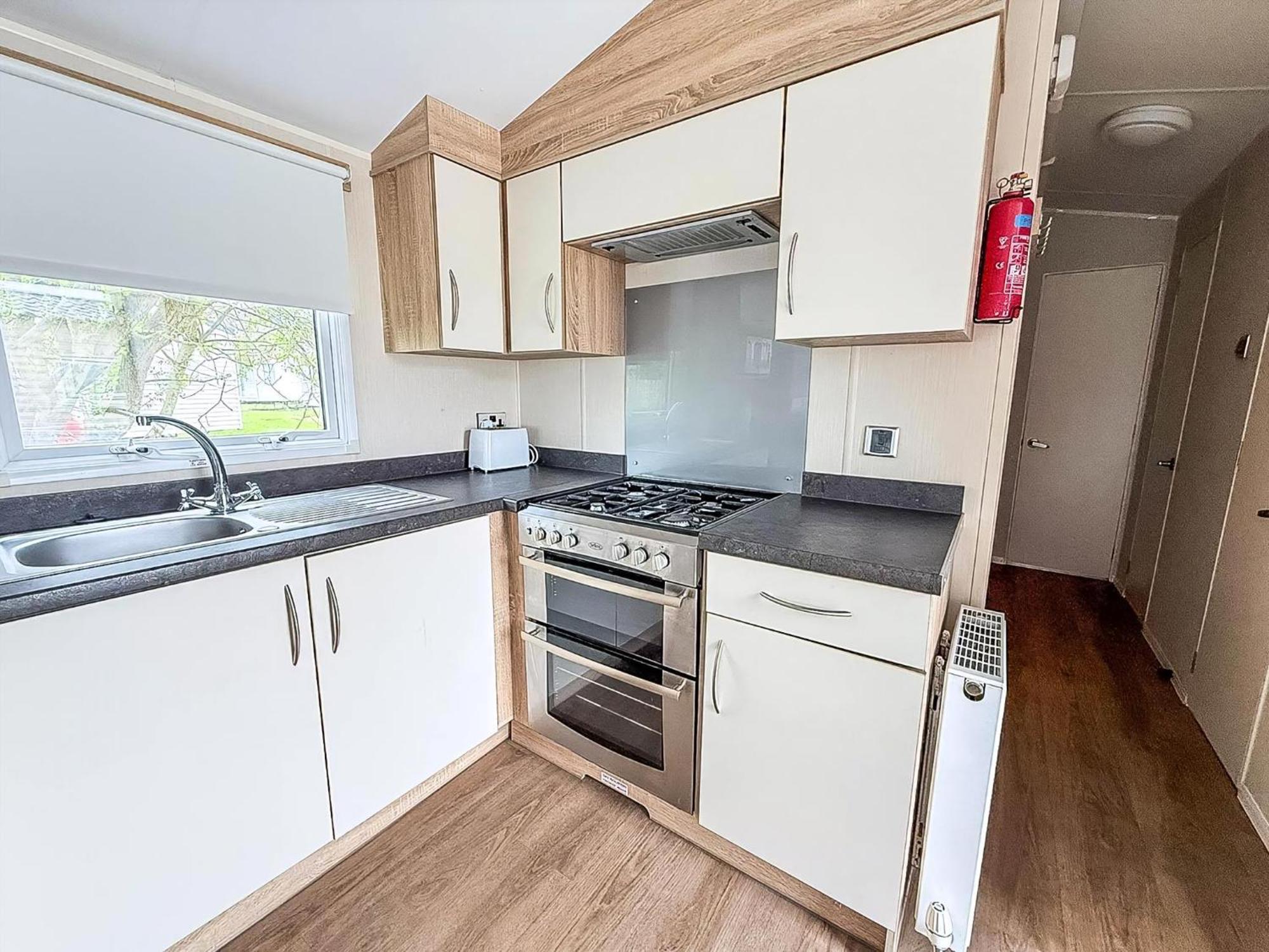 Lovely Caravan With Decking And Outside Furniture At Broadland Sands Ref 20113Bs Hopton on Sea 외부 사진